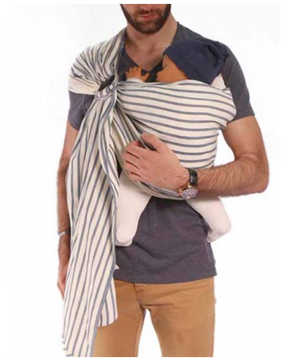 Homme utilisant une écharpe de portage type sling rayé pour porter son nouveau-né confortablement