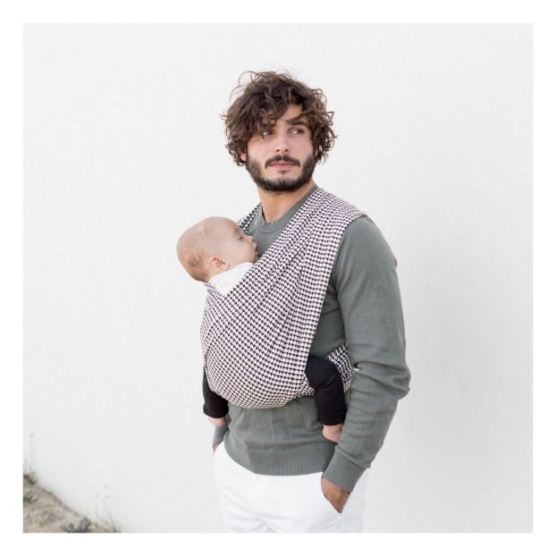 Papa portant son bébé avec une des meilleures écharpes de portage bébé au quotidien