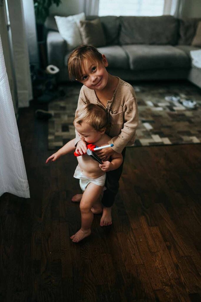 grande soeur et son petit frère