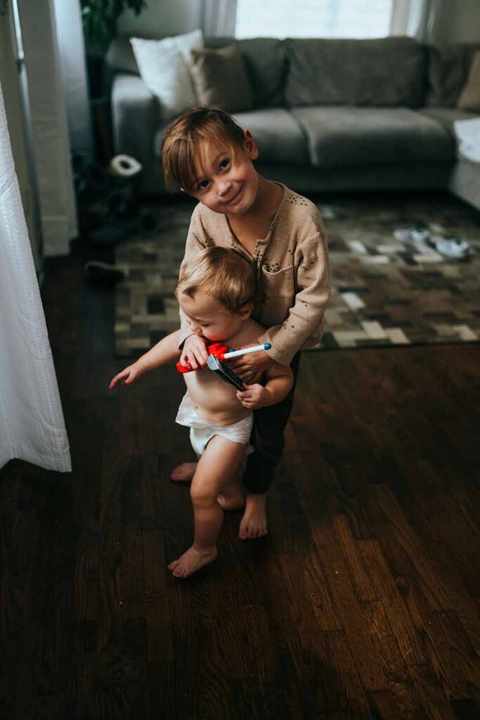 grande soeur et son petit frère