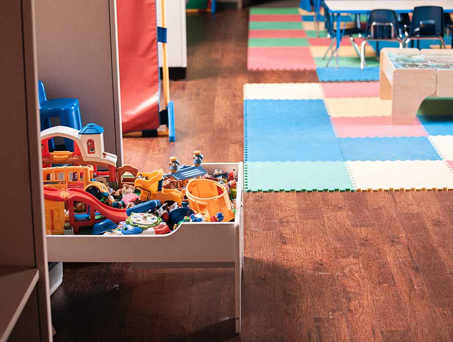 Espace d’éveil en crèche avec tapis colorés et jeux collectifs pour jeunes enfants