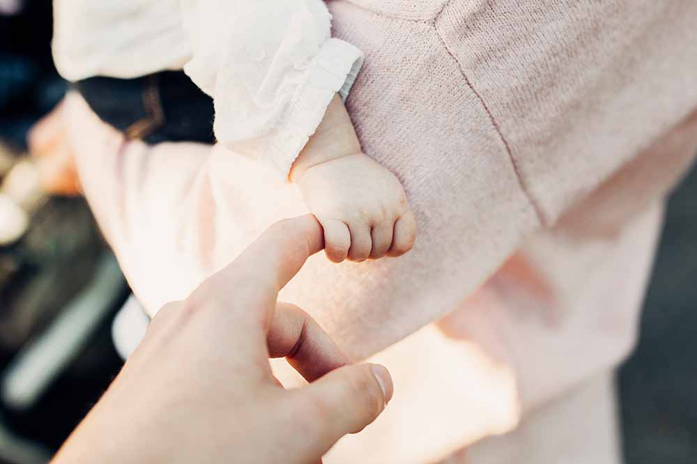 Lien de confiance entre bébé et adulte, essentiel dans tout mode de garde