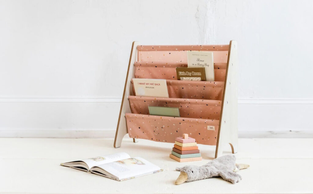 Meuble de rangement livre pour chambre bébé, idée indispensable pour liste de naissance, organisation et aménagement pratique pour coin lecture soir nouveau-né.