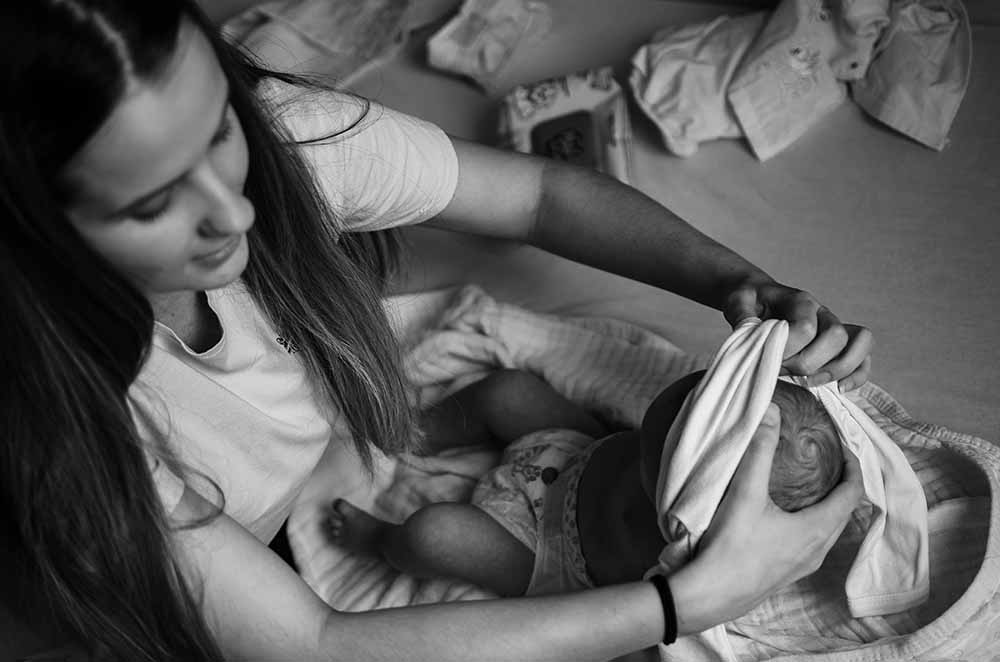 Préparation du bébé avant le départ chez la nourrice ou à la crèche