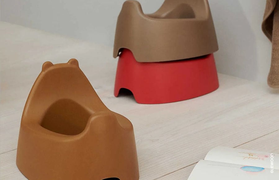 Pots pour bébé empilés liewood, en couleurs marron et rouge, sur une surface en bois. Début de l'apprentissage de la propreté, quel âge pour commencer le pot, conseils pour l'entraînement au pot, transition des couches au pot et signes de préparation à l'utilisation du pot.