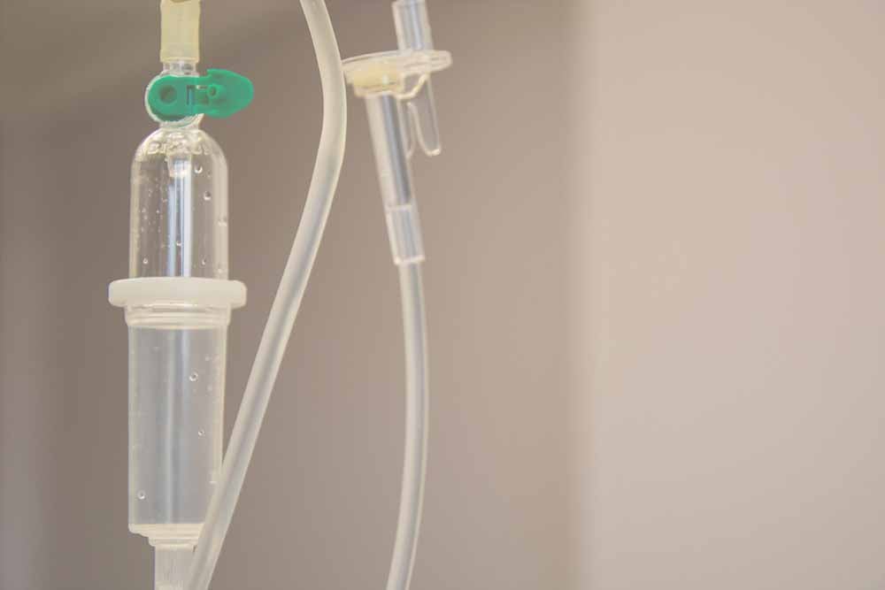 Perfusion en milieu médical utilisée pour administrer une péridurale lors de l’accouchement