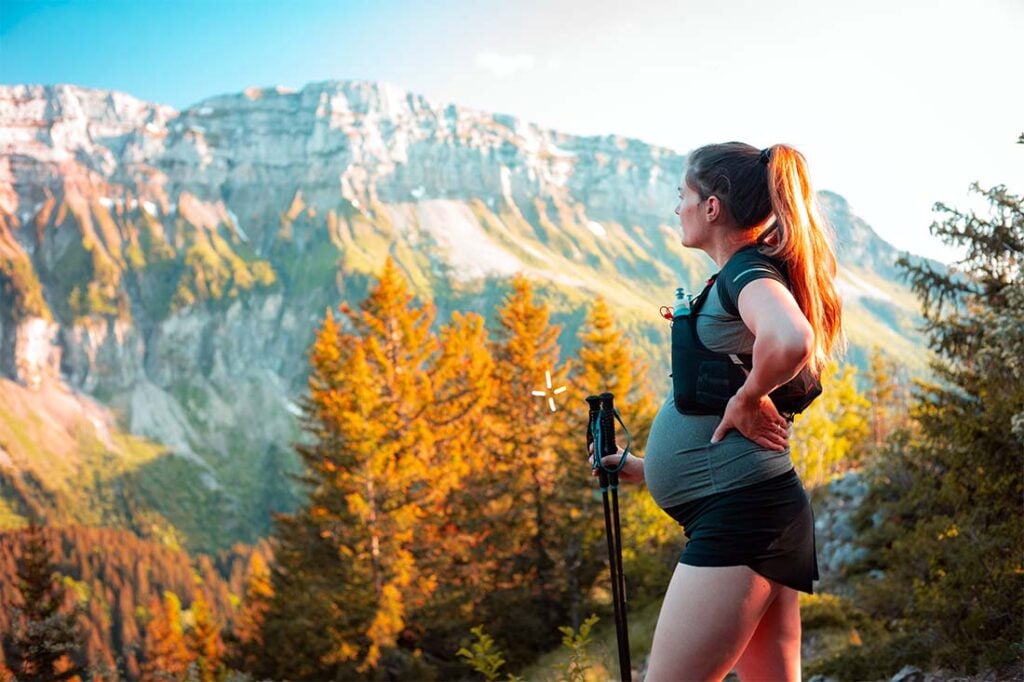 Femme enceinte en randonnée en montagne, sport d’endurance modéré recommandé pendant la grossesse