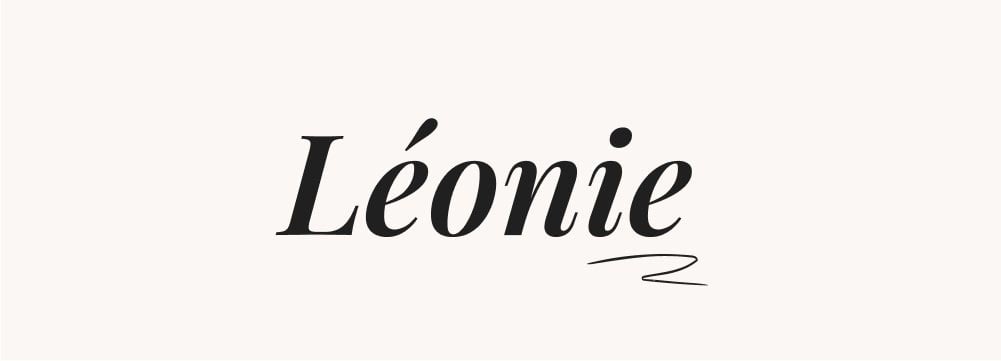 Le prénom Léonie écrit en typographie noire sur fond blanc, évoquant un retour aux prénoms classiques, prénoms féminins du début du 20ème siècle, nostalgie vintage, noms élégants et traditionnels pour filles.