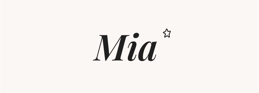 Le prénom Mia est écrit en caractères gras et fluides. Convient aux recherches de prénoms courts pour filles, à la fois modernes et intemporels.
