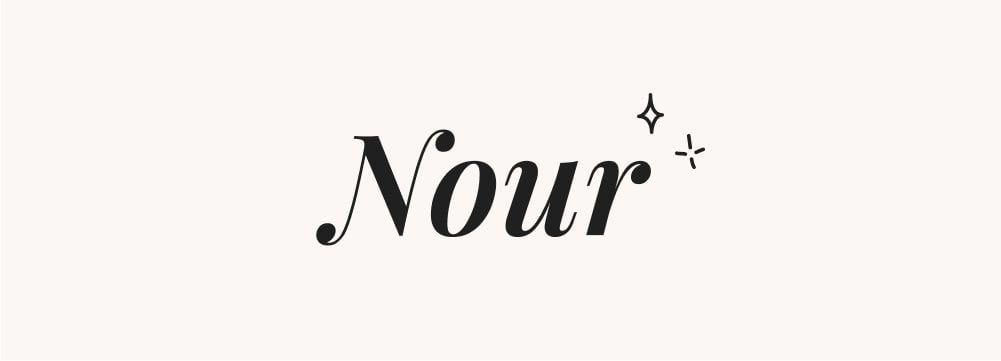 Prénom tendance Nour, riche en héritage et signification, gagne en popularité comme prénom fille tendance, surtout dans les communautés musulmanes et arabes.