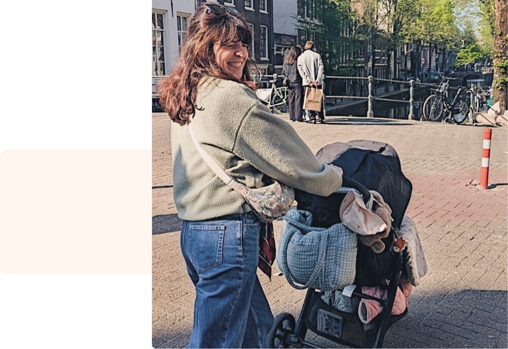 Témoignage d'une jeune maman souriante en promenade quotidienne avec son bébé en poussette