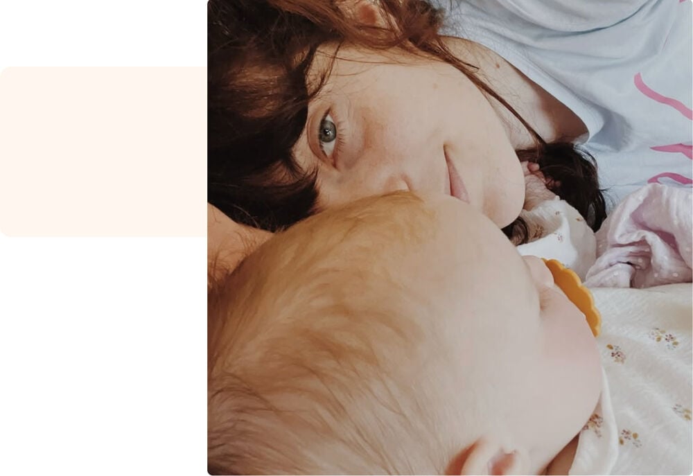 Expérience de maternité et conseils d'une jeune maman qui regarde son bébé allongé
