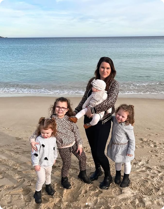 Maman de 4 filles à la plage avec son bébé en porte-bébé, témoignage famille