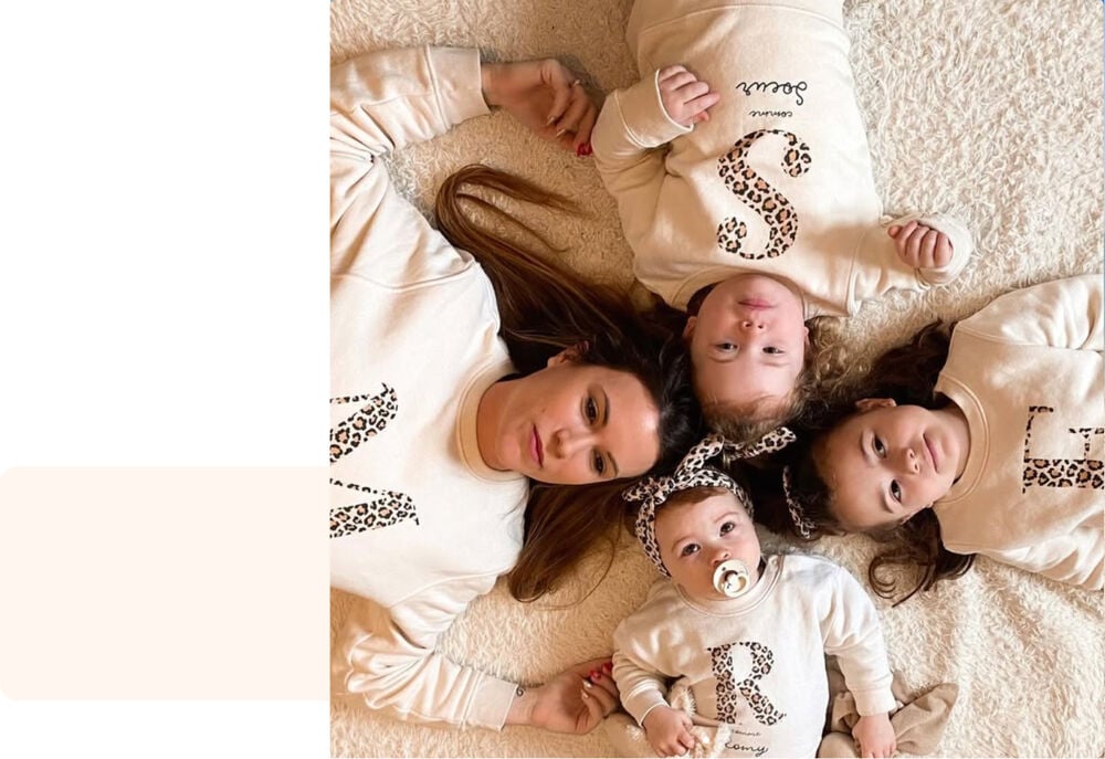 Maman et ses 4 filles photographiées du dessus, témoignage vie famille nombreuse