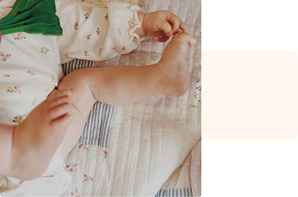 Vie quotidienne avec bébé, moment de complicité et de soins pendant le change, témoignage jeune maman