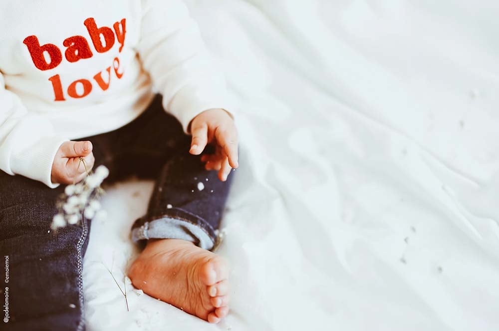 Préparer le premier Noël de bébé avec des conseils pratiques et des idées originales.