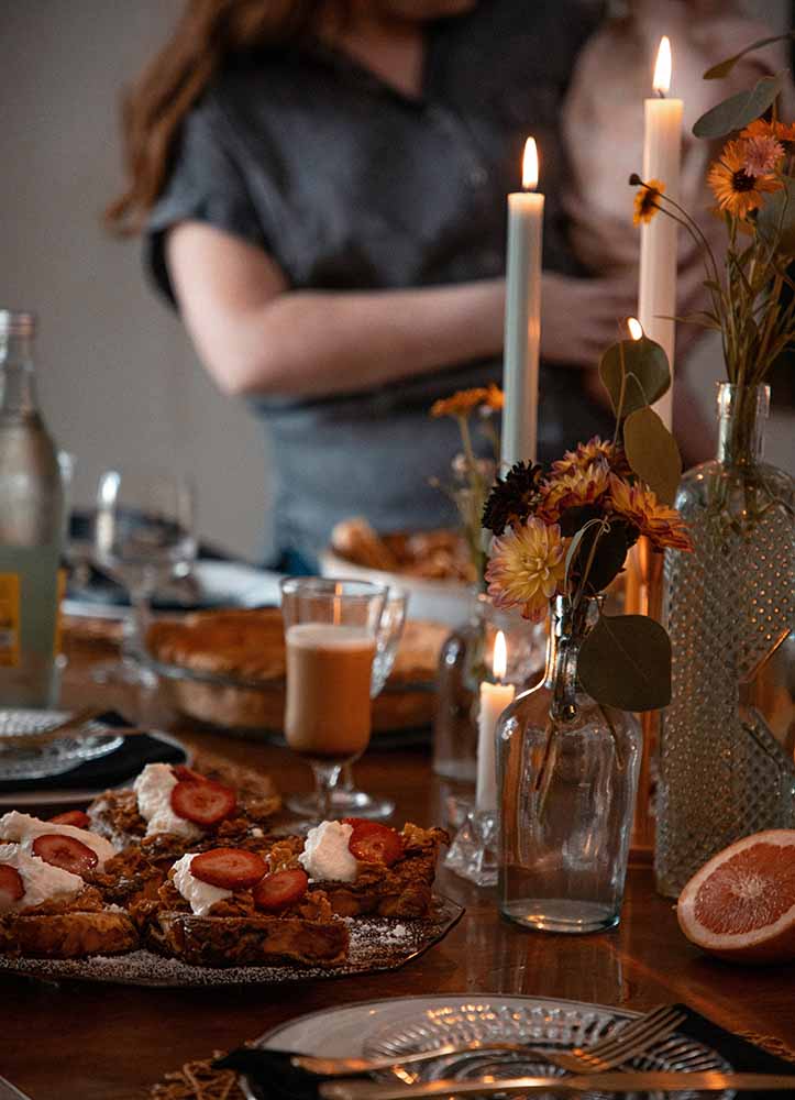 Préparer la table pour fêter le premier Noël d’un bébé avec une ambiance chaleureuse.
