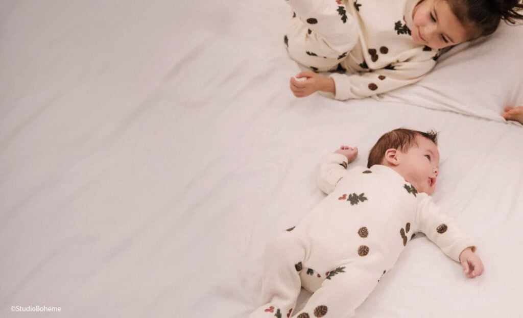 Cadeaux idéaux pour le premier Noël de bébé : livres, jouets et articles en bois naturel.
