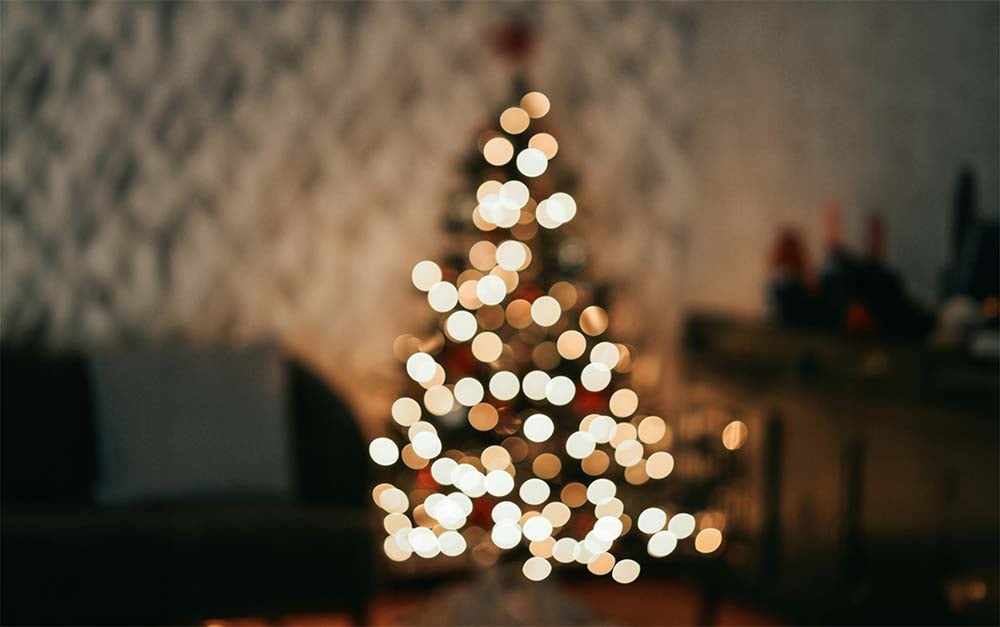 Conseils et astuces pour réussir le premier Noël de bébé : idées cadeaux et traditions.