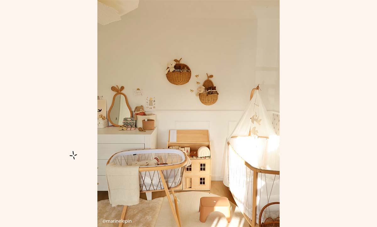 Chambre bébé décoration enfant en bois, idée tendance pour un espace chaleureux et naturel, inspiration déco épurée et intemporelle.