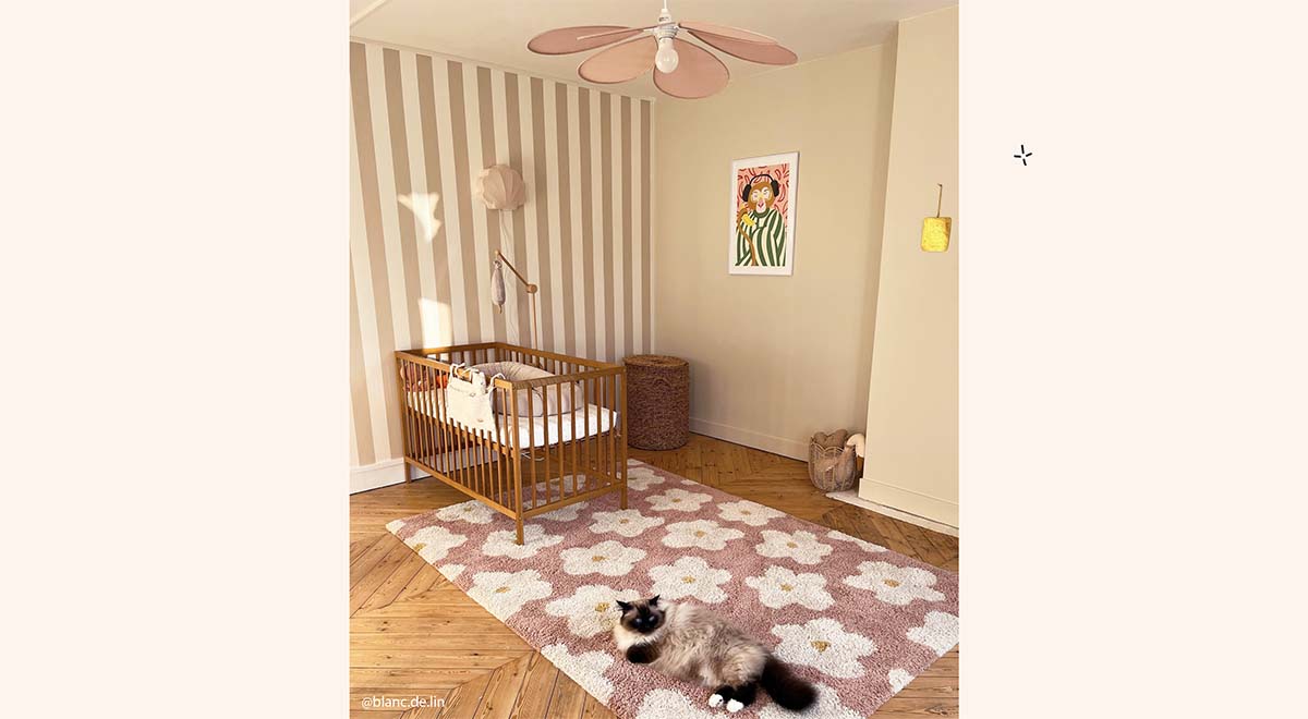 Chambre bébé fille idée décoration enfant avec motifs fleuris, ambiance douce et bohème, inspiration pour une déco chambre bébé romantique et tendance.