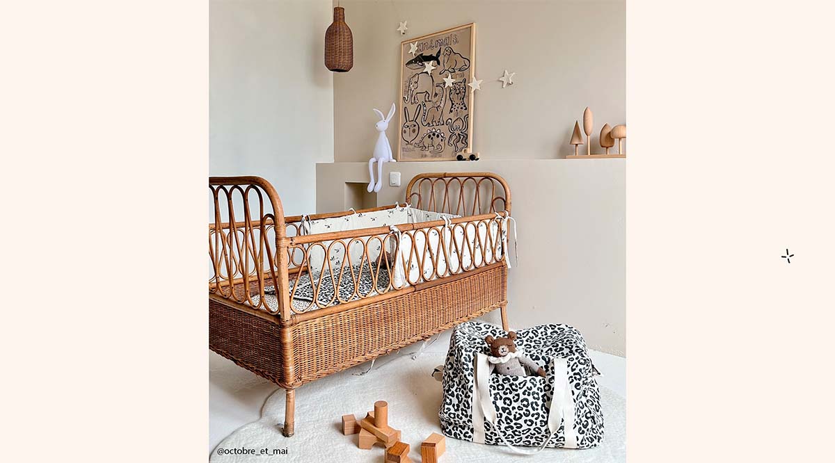 Chambre bébé garçon décoration tendance avec rotin et motifs léopard, idées déco chambre bébé naturelle et moderne, ambiance cosy et élégante.