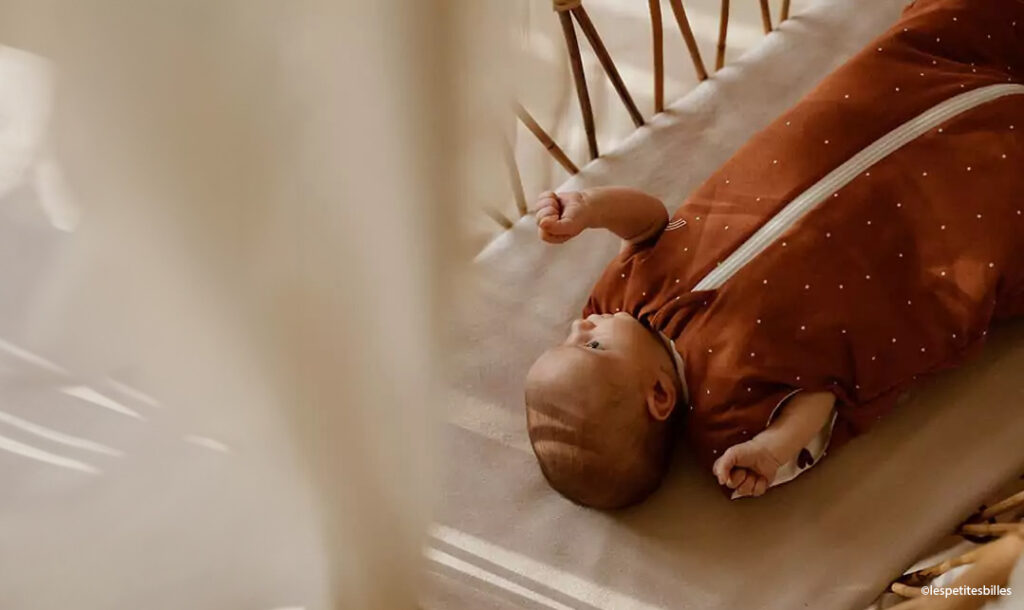 Habiller un nouveau-né pour dormir la nuit, choisir un pyjama ou une gigoteuse en fonction de la saison et du confort de bébé.