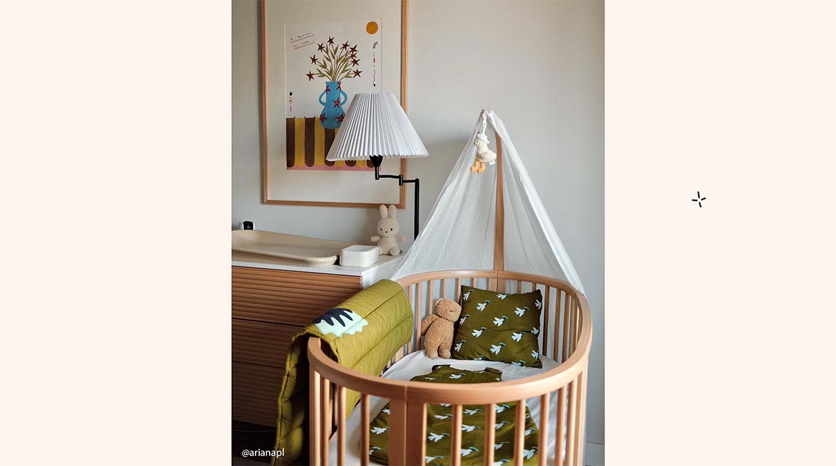Déco enfant bébé chambre avec lit en bois et mobilier design, couleurs tendances et aménagement harmonieux, idée déco chambre bébé moderne et fonctionnelle.