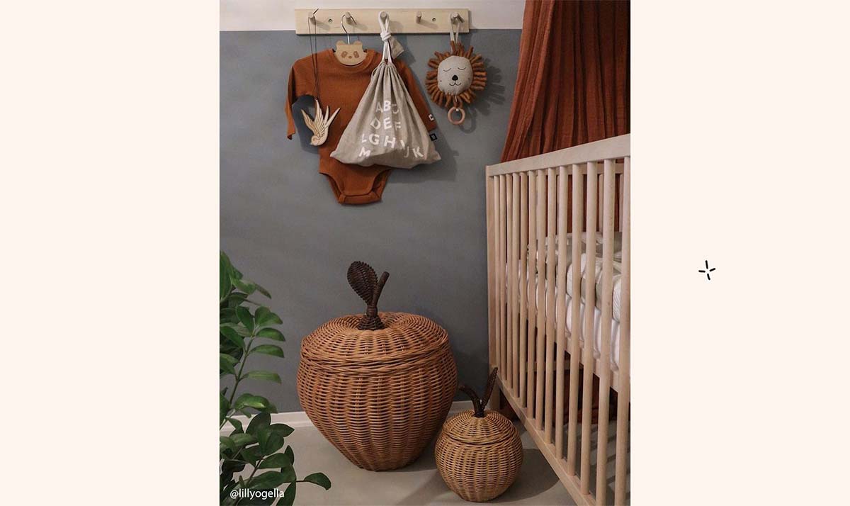 Déco terracotta et rotin pour chambre bébé enfant, association de gris et bois pour une ambiance naturelle et chaleureuse, inspiration décoration chambre bébé tendance.