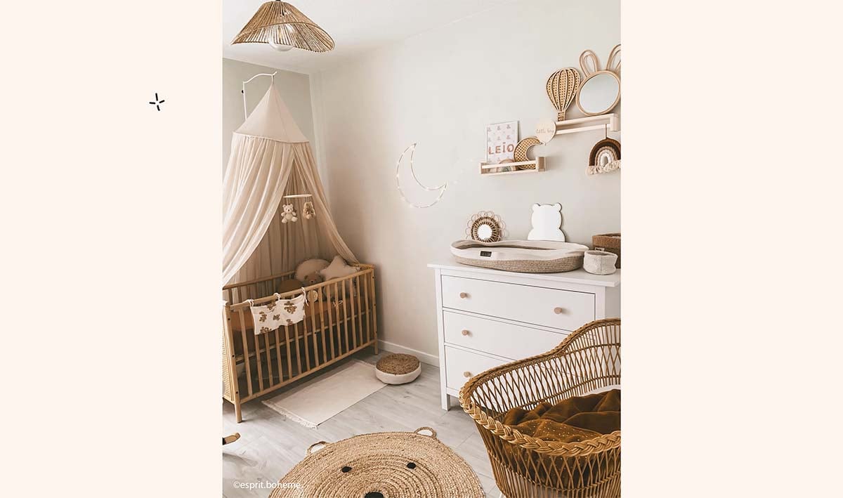 Décoration chambre enfant idée déco chambre bébé bohème avec osier et rotin, tons naturels et crème pour une atmosphère douce et apaisante.