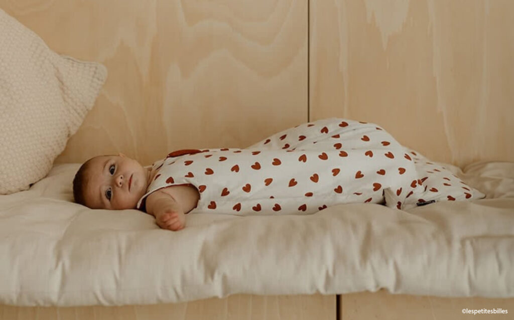 Guide complet pour habiller bébé la nuit, choisir entre body manches longues, gigoteuse et pyjama adapté à la température ambiante.