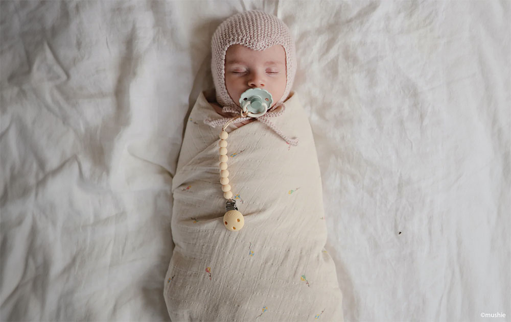 Comment habiller bébé la nuit pour dormir, conseils sur l’emmaillotage, utilisation d’un lange et tenue adaptée selon la température.