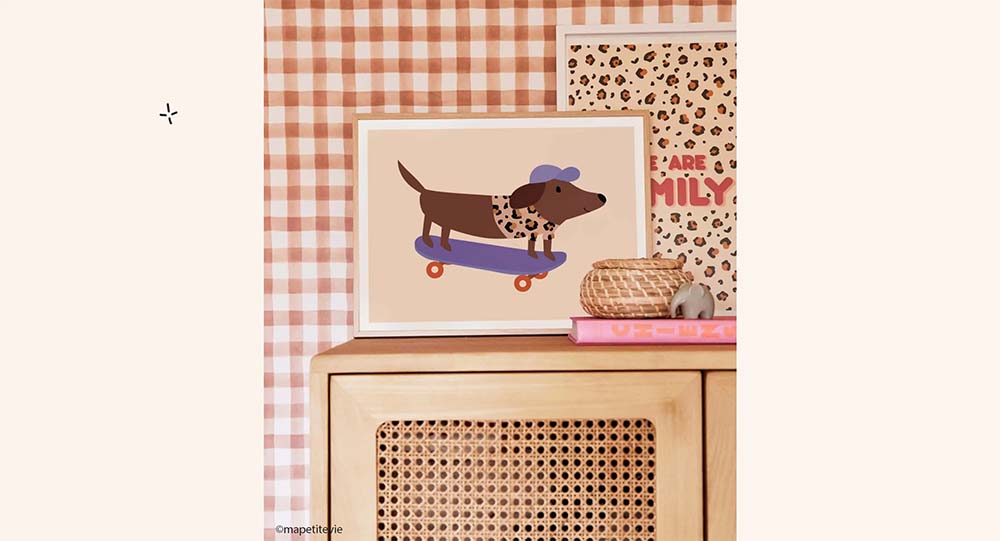 Idée inspiration chambre bébé avec mobilier optimisé, aménagement fonctionnel et affiche personnalisée, tendance déco chambre enfant unique et stylée. Motif vichy