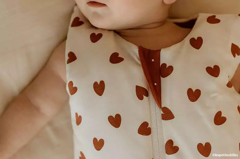 Comment sélectionner la meilleure tenue pour habiller bébé la nuit, éviter les surchauffes et garantir un sommeil paisible.