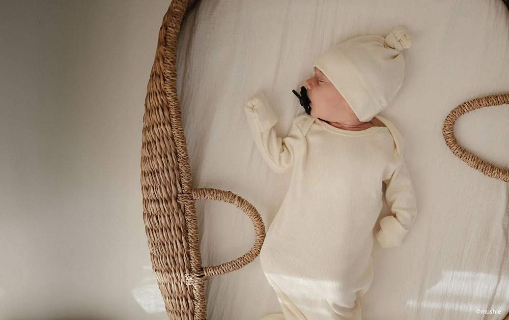 Quel body ou pyjama pour bébé la nuit, choisir entre manches longues, gigoteuse légère et vêtements adaptés à la chaleur.