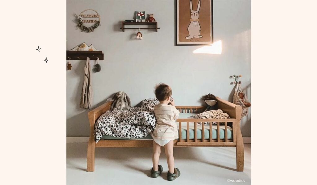 Décoration chambre enfant idée déco chambre bébé tendance midimaliste, bois brut et imprimé léopard, ambiance poétique et douce pour un espace harmonieux