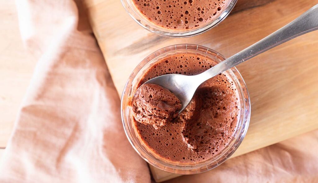 mousse au chocolat sans oeuf pour femme enceinte, recette facile vegan avec jus de pois chiches, sans risque pour la grossesse