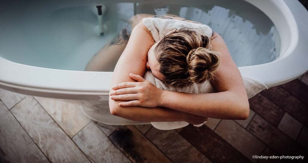 Accouchement dans l'eau en maternité protocole hôpital suivi médical accouchement physiologique