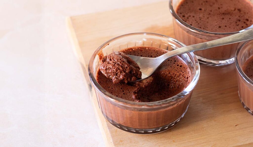 recette facile mousse au chocolat sans oeuf ni lactose spéciale grossesse, à l’aquafaba, idéale pour envie sucrée en fin de repas enceinte