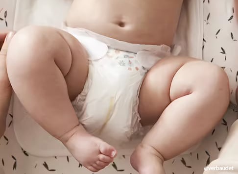 Expliquer quand changer bébé comment changer une couche sale étape par étape pour les jeunes parents