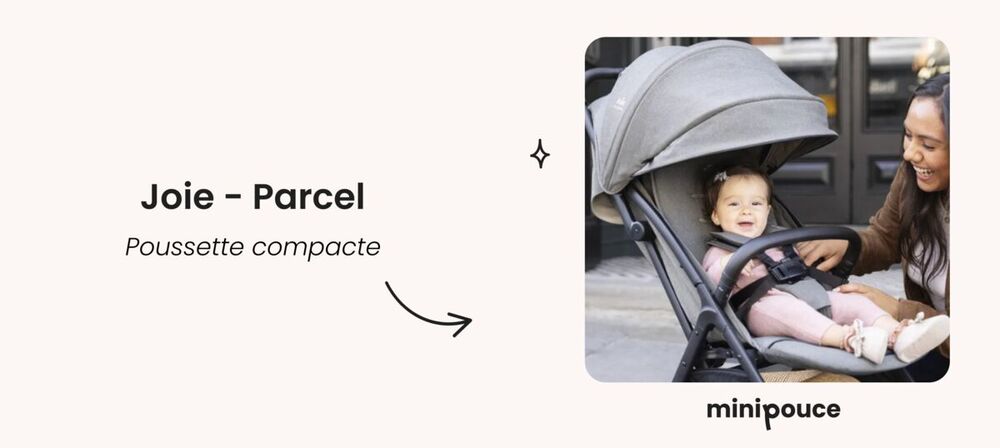 Bébé souriant dans une poussette compacte Joie Parcel, accompagnée de sa maman