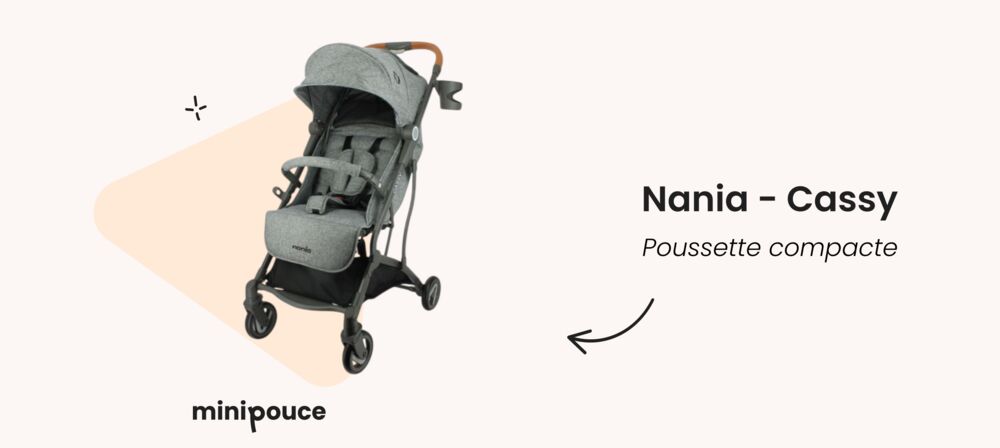 Poussette compacte Nania Cassy photographiée en studio, modèle adapté aux petits espaces