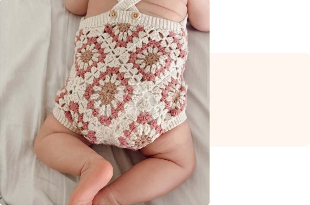 Bébé allongé avec une culotte en crochet fleurie, image douce souvent partagée dans un témoignage maman sur les petits bonheurs du quotidien