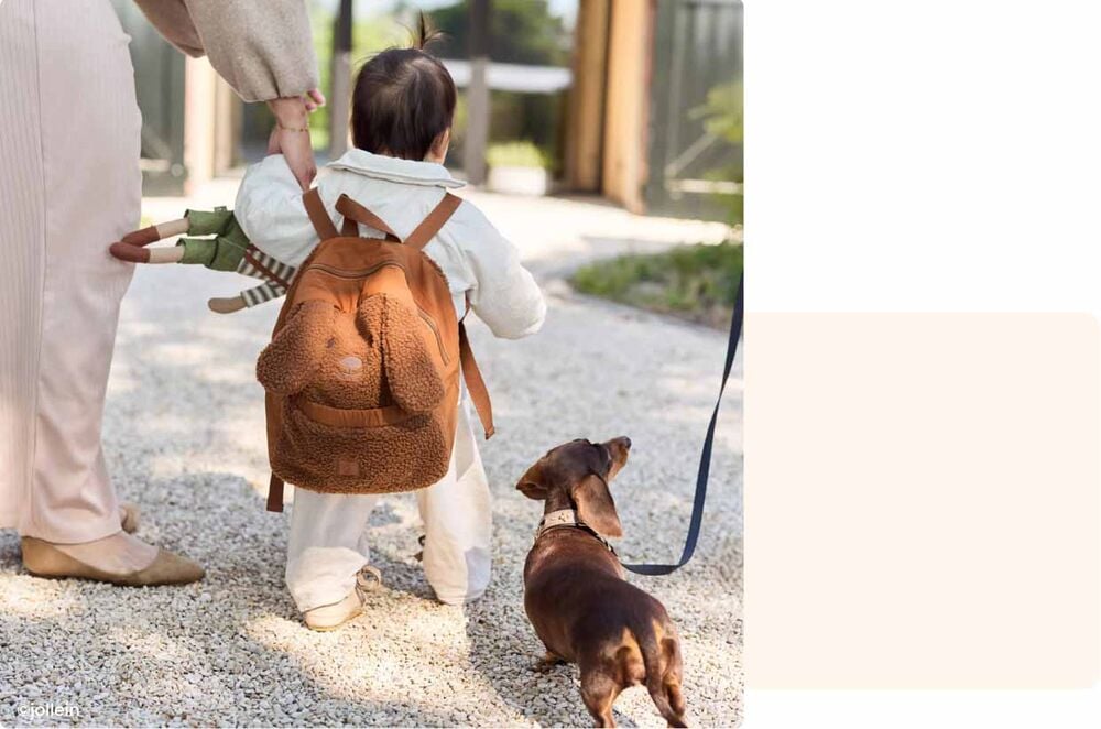 Creche pour bébé, tout-petit tenant la main de son parent avec un sac à dos en peluche