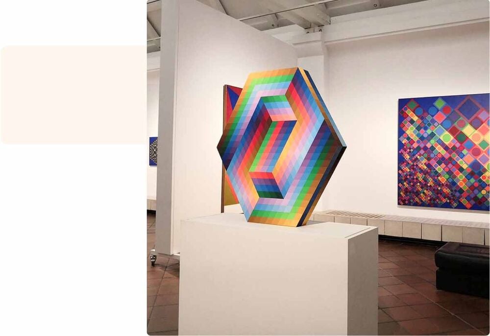 Œuvre colorée dans une galerie d’art, idée sortie bébé 9 mois pour éveiller la curiosité
