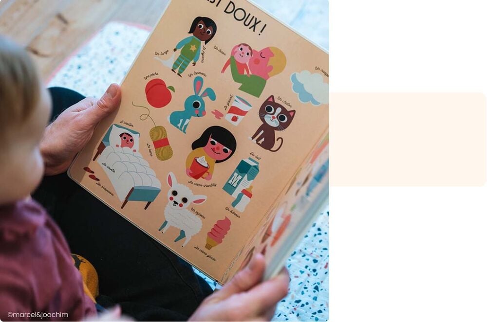 Lecture d’un livre imagier coloré avec dessins d’animaux et d’objets, activité bébé 10 mois