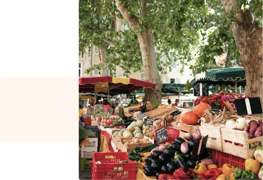 Marché coloré en plein air rempli de légumes frais, idéal pour une activité bébé 5 mois