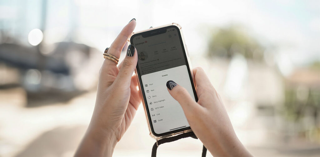 Annonce grossesse sur les réseaux sociaux via smartphone