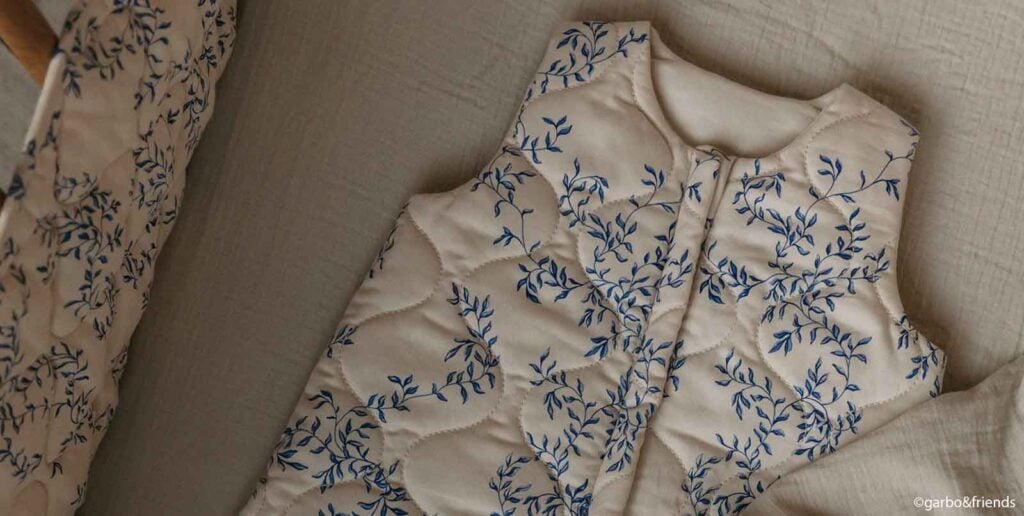 Gigoteuse bébé motifs floraux bleus pour dormir au chaud, essentiel liste naissance hiver
