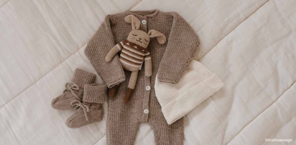 Ensemble pour liste naissance hiver : combinaison, bonnet, chaussons et doudou lapin